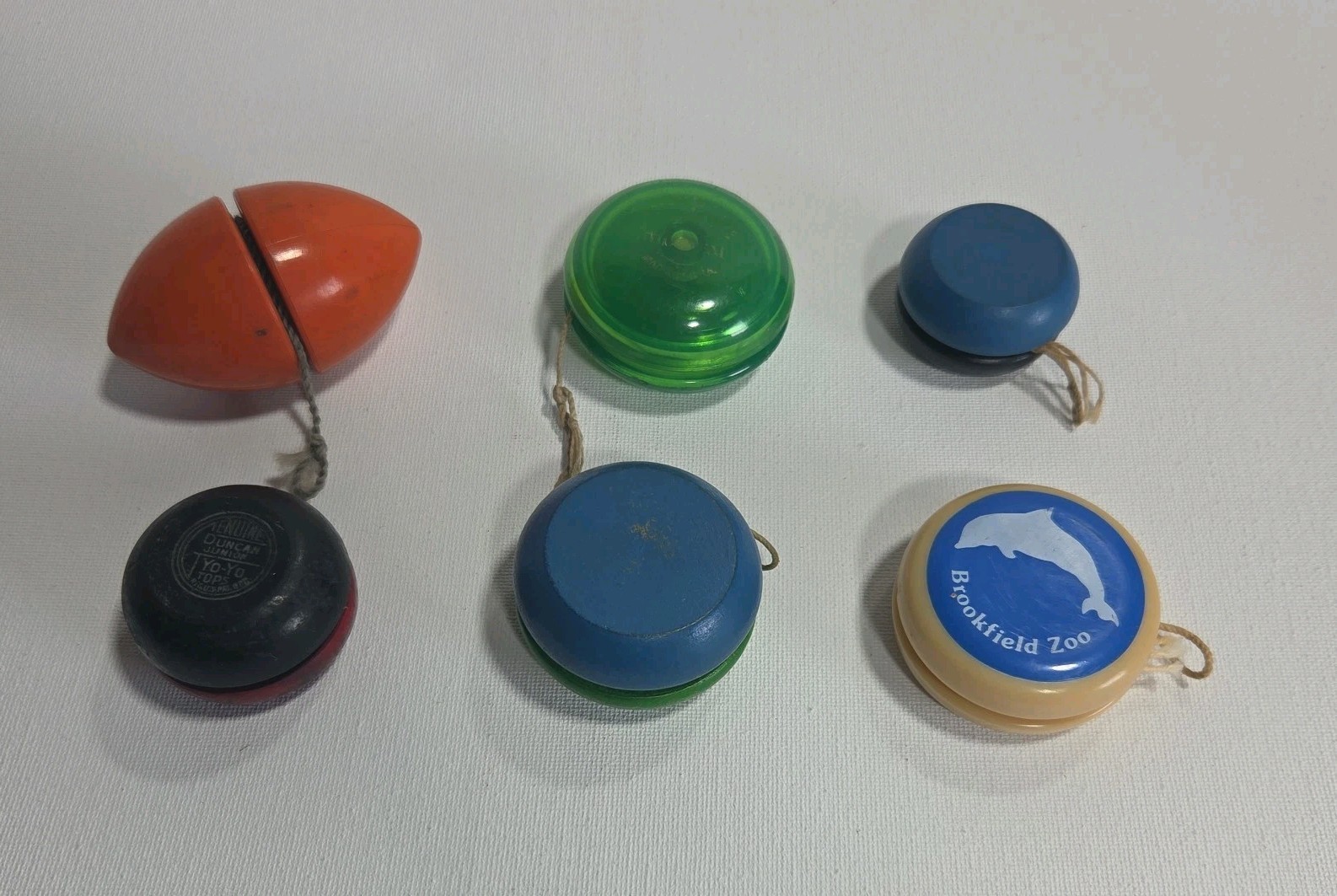 Vintage Lot 6 Yo-Yo's - 1 Football, 3 Duncan, 2 Wooden & 1 Brookfield Zoo YoYo