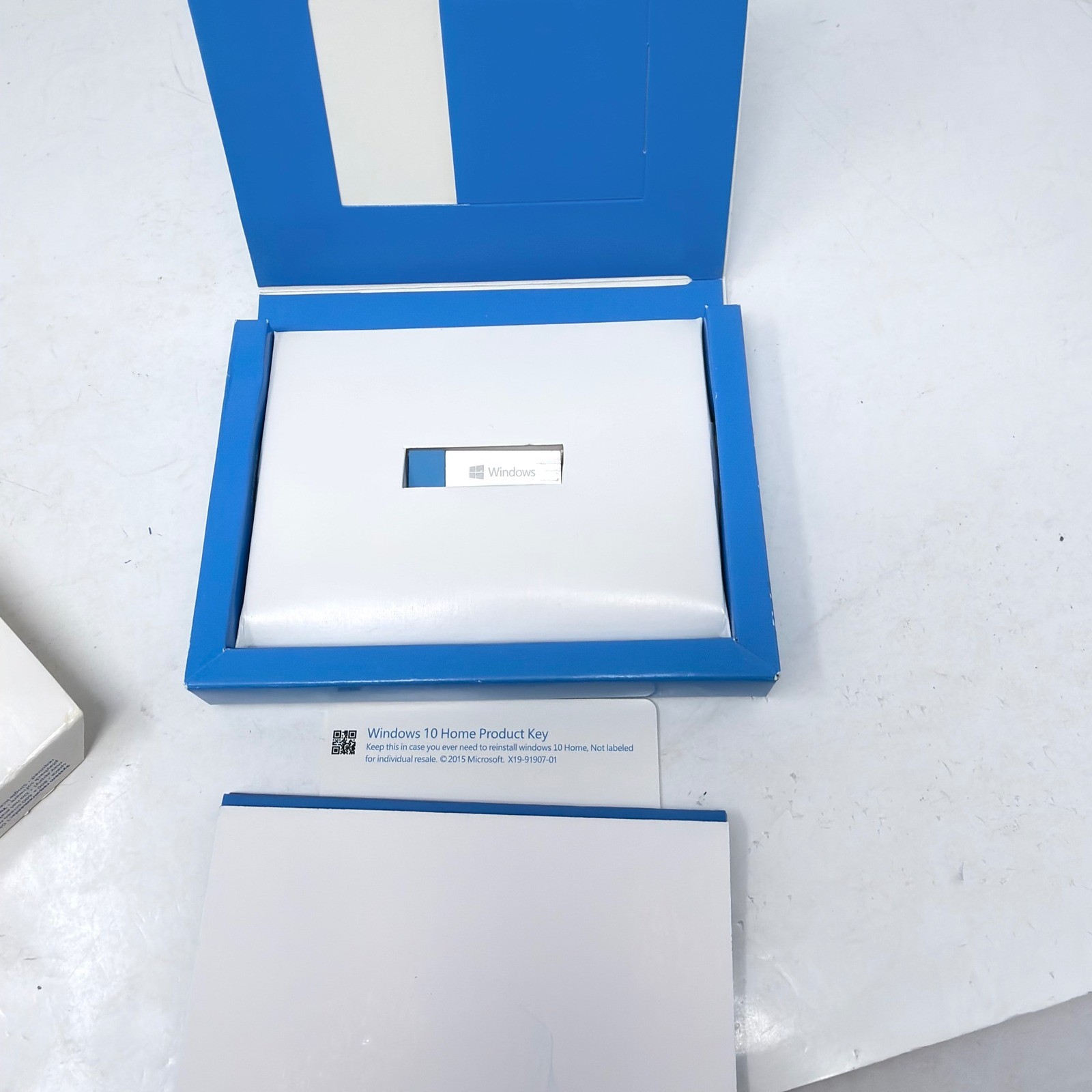 Microsoft Windows 10 Home Full Version USB 32/64-Bit English White
