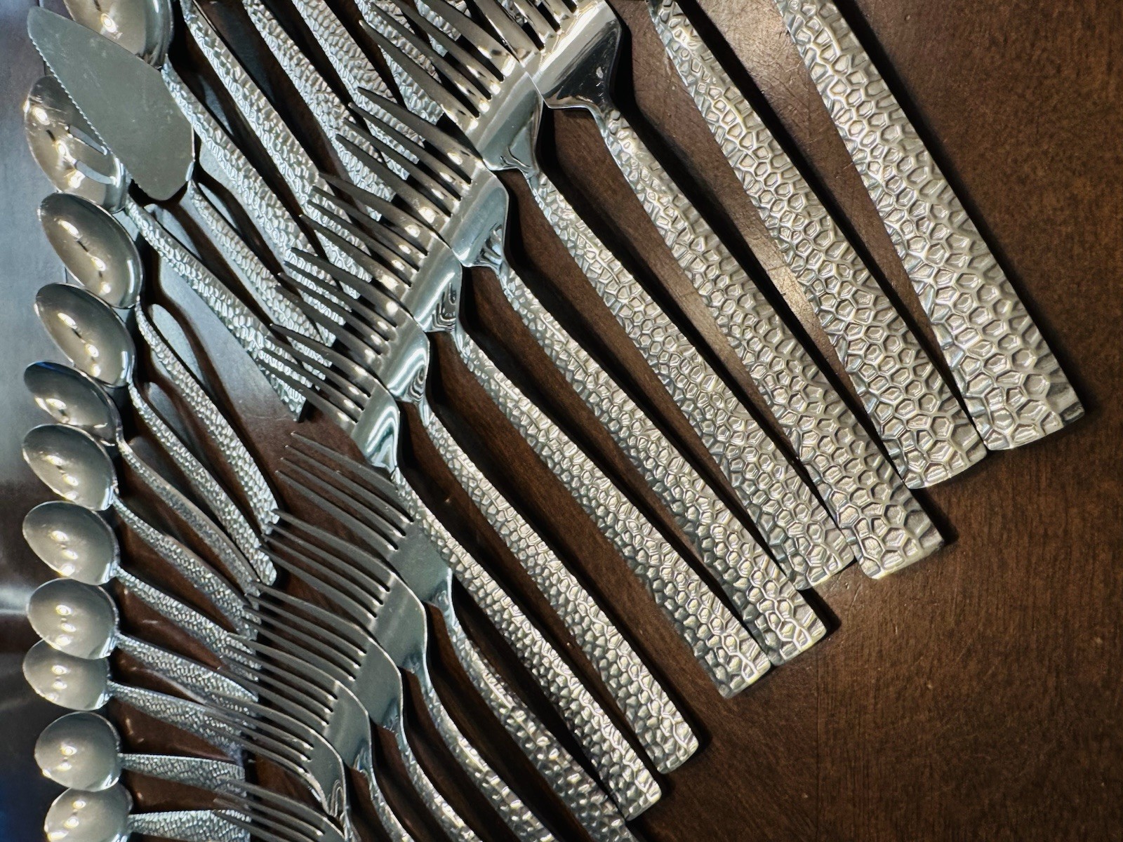 50 PCS Elyon Crown Hammered Reflective Silver Flatware Hi Quality Stainless SET