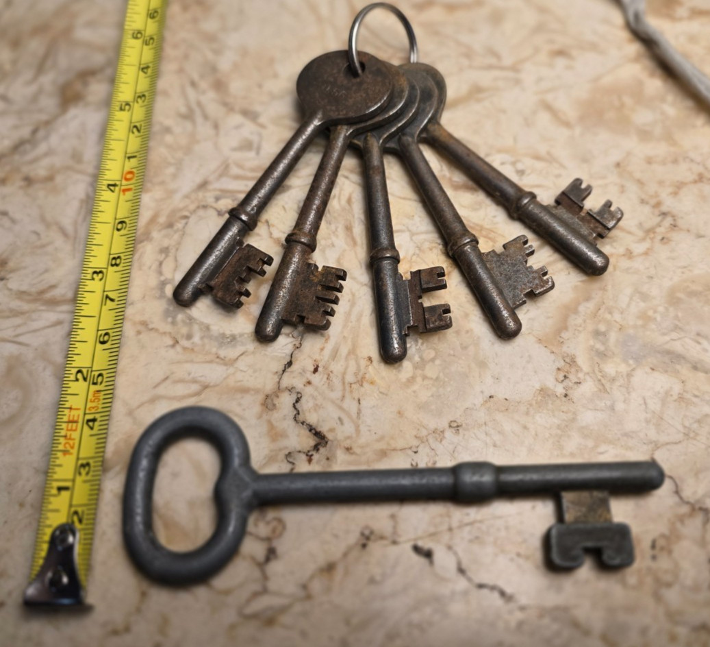 Lot of 5 (and 1 Bonus)  Antique Room Keys  From Closed New Mexico Hotel