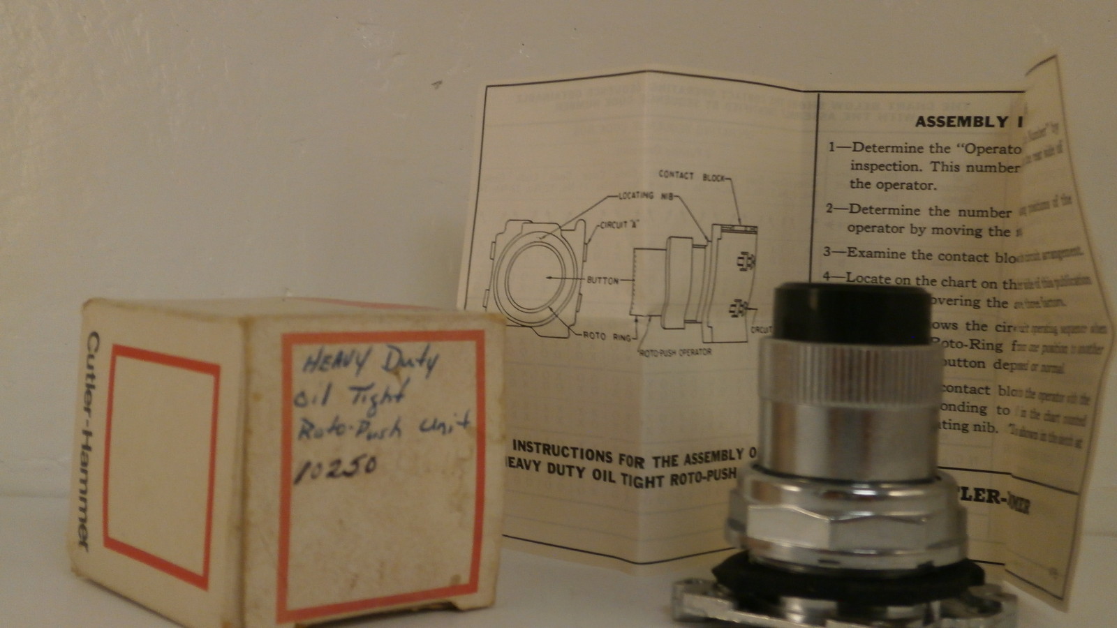CUTLER HAMMER OIL TIGHT ROTO-PUSHBUTTON LONG BLACK 10250 *NIB*