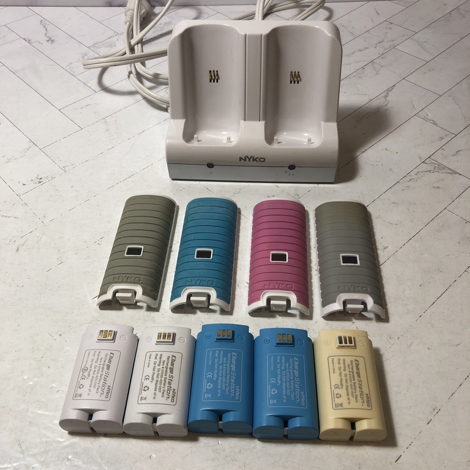 Nintendo Wii Nyko Charge Station With 5 Rechargeable Batteries & 4 Remote Backs