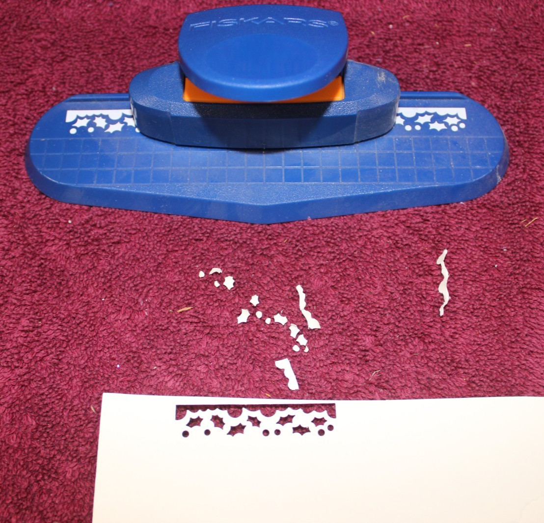Fiskars Border Paper Punch Continuous Edger - Holly Leaves and Berries