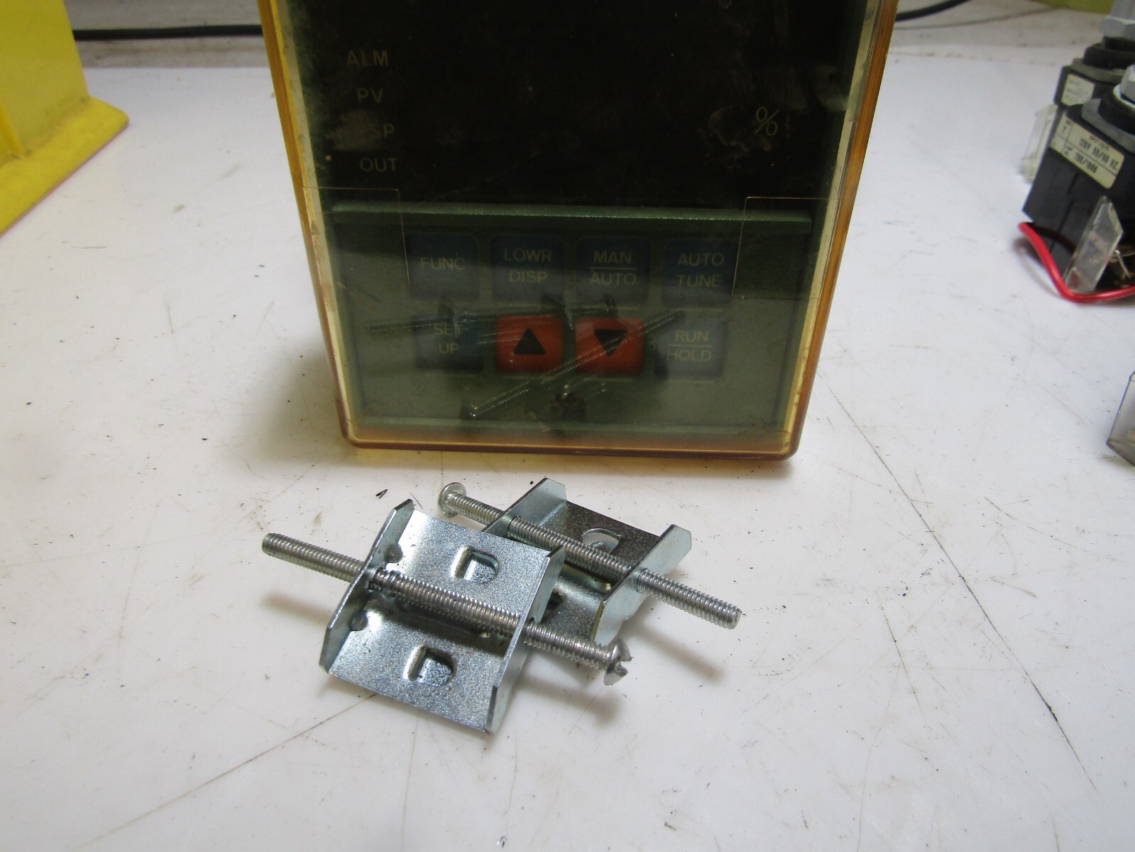 ✌ HONEYWELL CONTROLLER 120 VAC DC3001-0-00A-2-00-0111 MOUNTING CLIPS & COVER