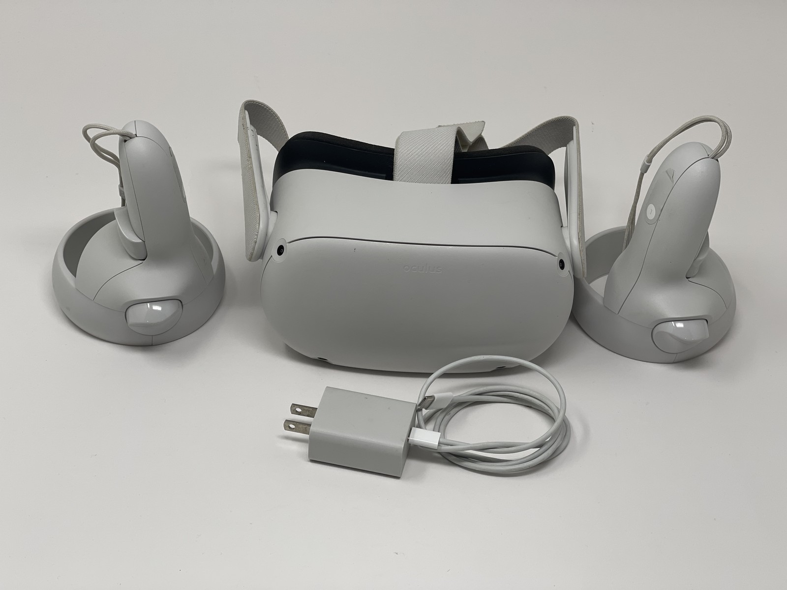 Meta Quest 2 64GB VR Headset White With 2 Controllers Used