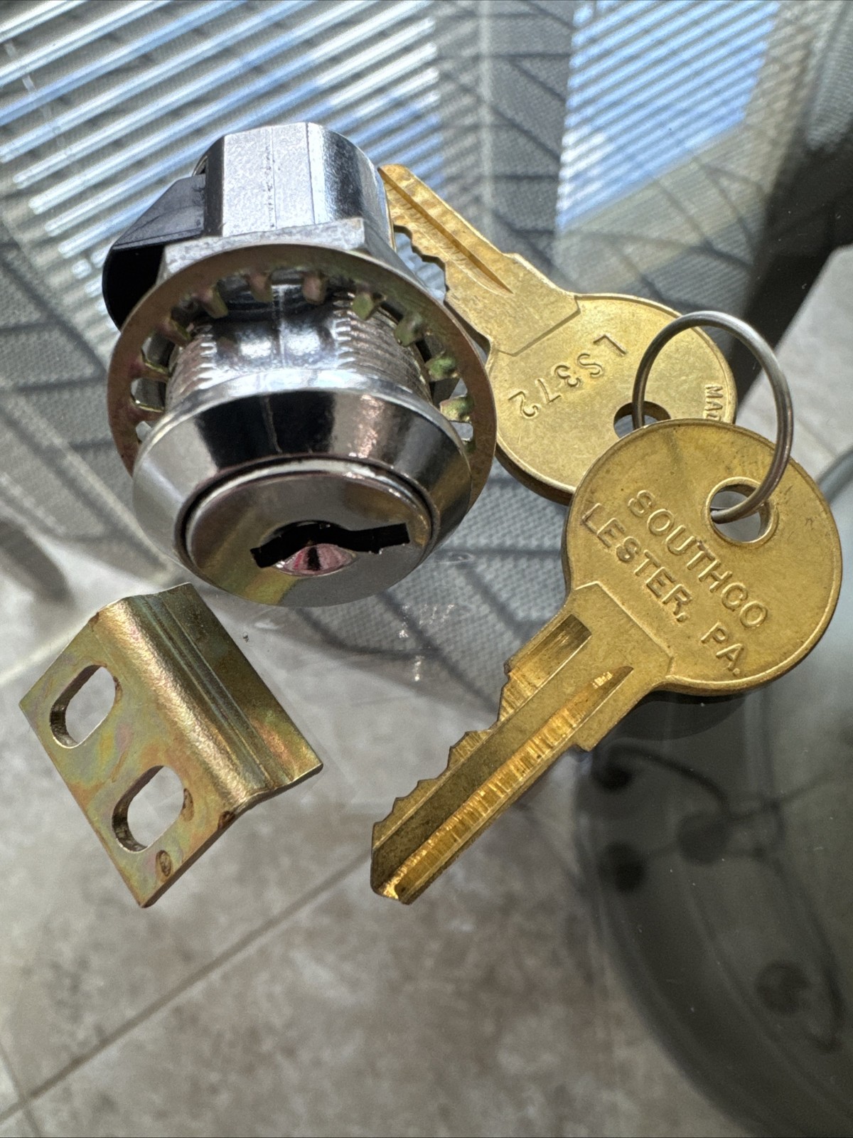 Southco Key Push to Lock Marine / Boat Door Cabinet Slam Action Lock w/ 2 Keys