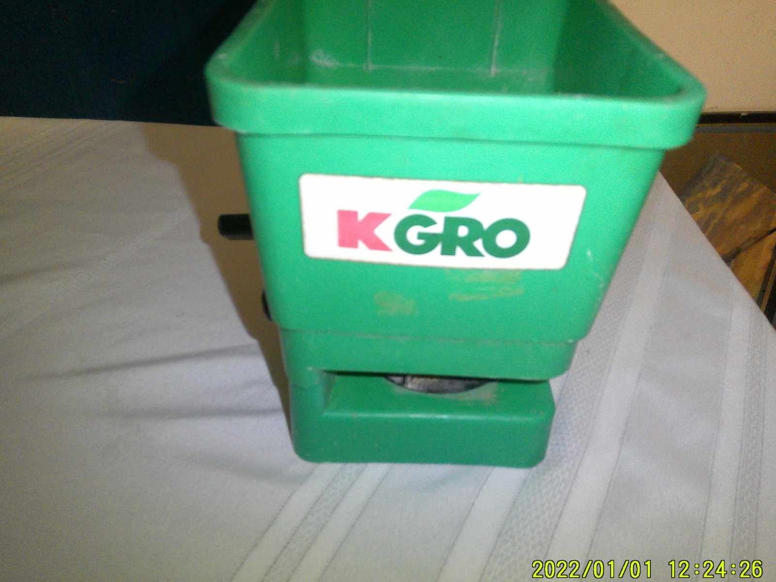 VINTAGE USED HARDPLASTIC HAND HELD SEEDER KGRO