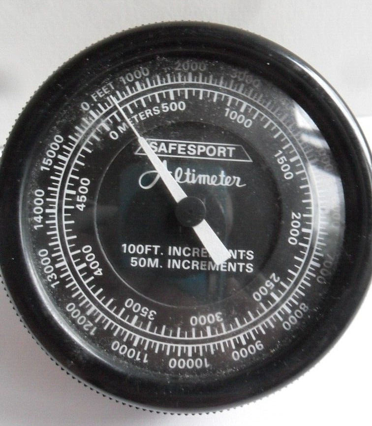 Clean Safesport Altimeter 100Ft/50M Increments w/ Pivoting Suction Cup Mount