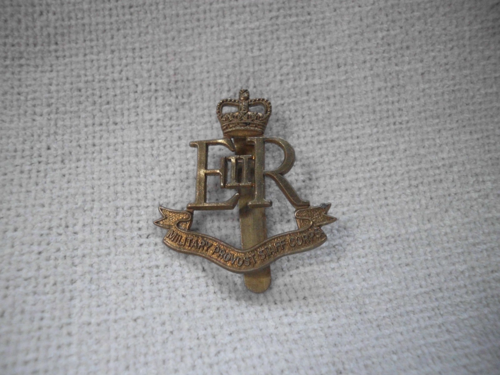 MILITARY PROVOST STAFF CORPS ERII BRASS CAP BADGE with SLIDER VGC