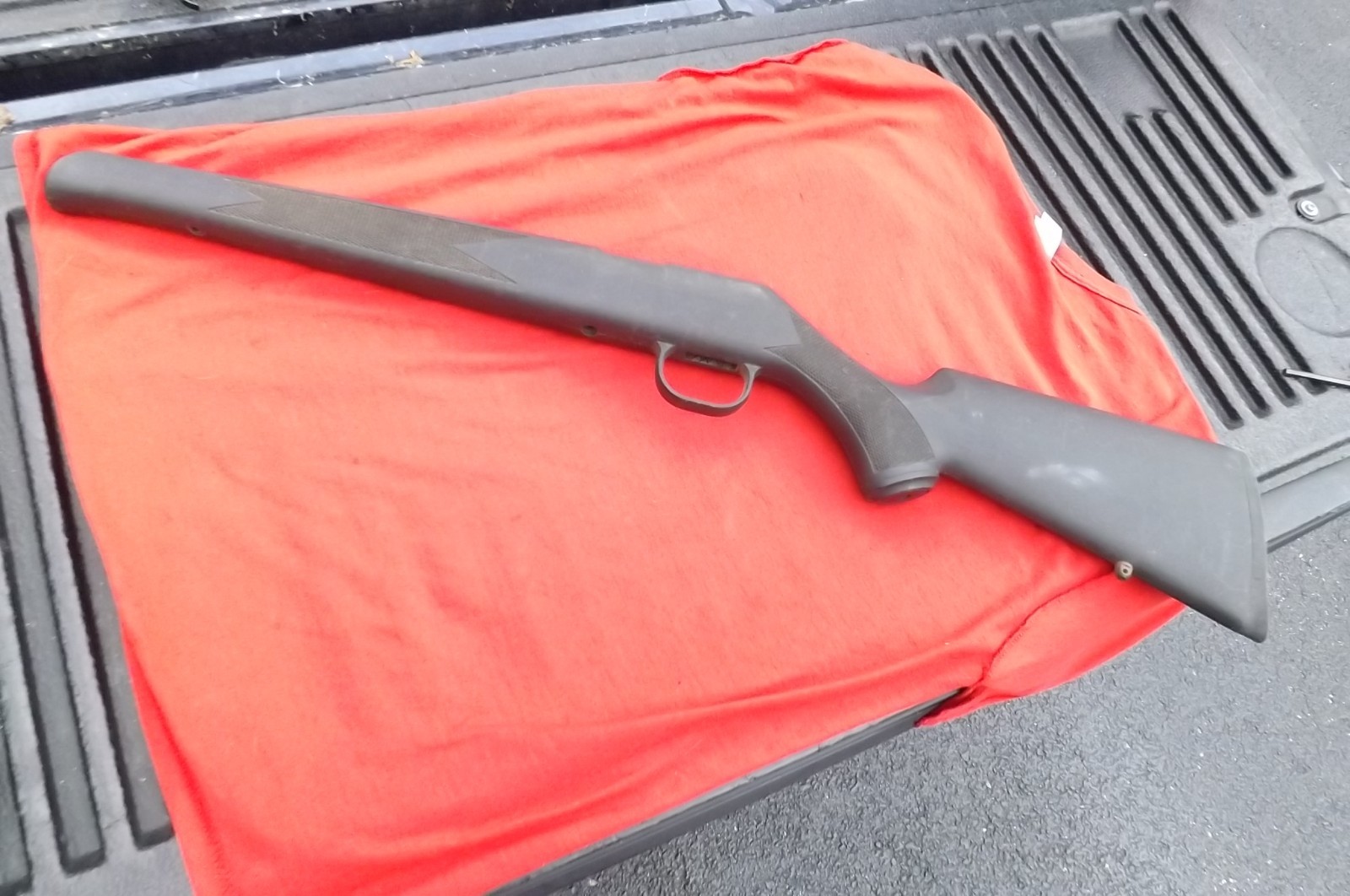 Traditions Buckhunter Inline.50 Cal. Muzzleloader BLACK OVER WOOD Stock