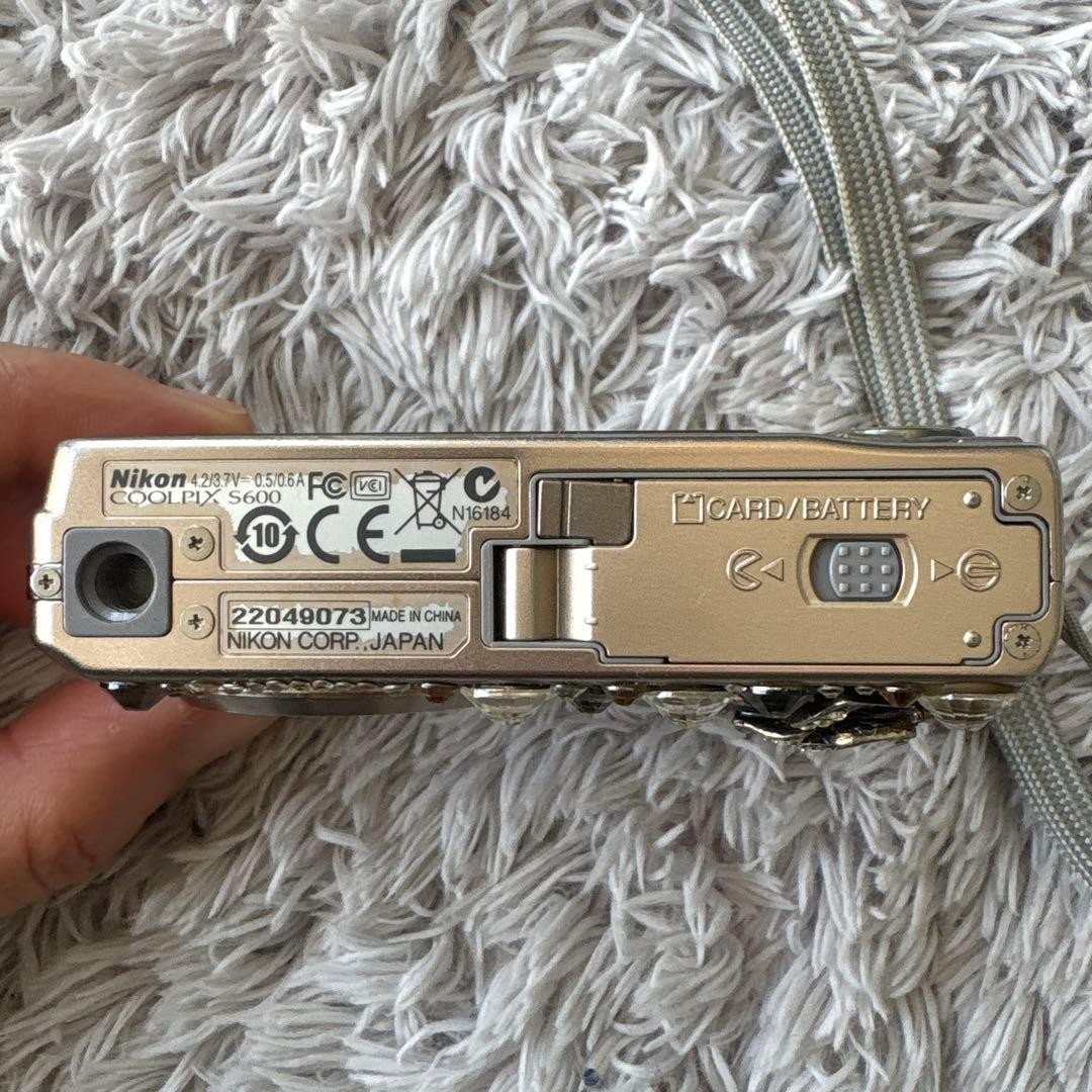 Nikon COOLPIX S600 Compact Digital Camera Decorative Design 2.7 Inch Screen