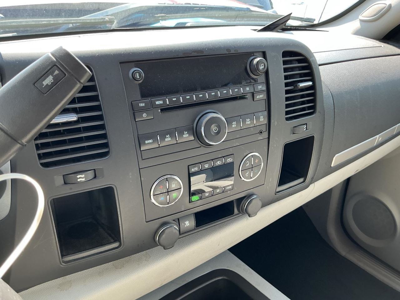SILVRDO15 2007 Glove Box 4993012