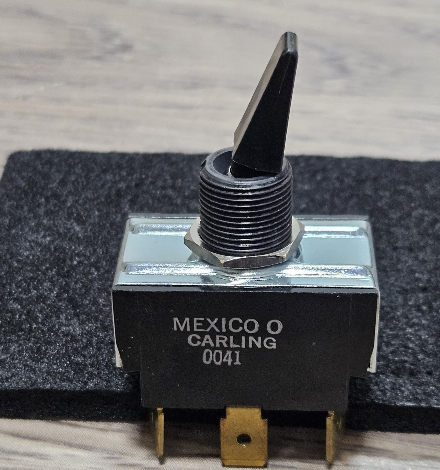 CARLINGSWITCH 6GC6B-NBL3 SPDT; ON-OFF-(ON) PADDLE 15A 125V TOGGLE SWITCH NOS