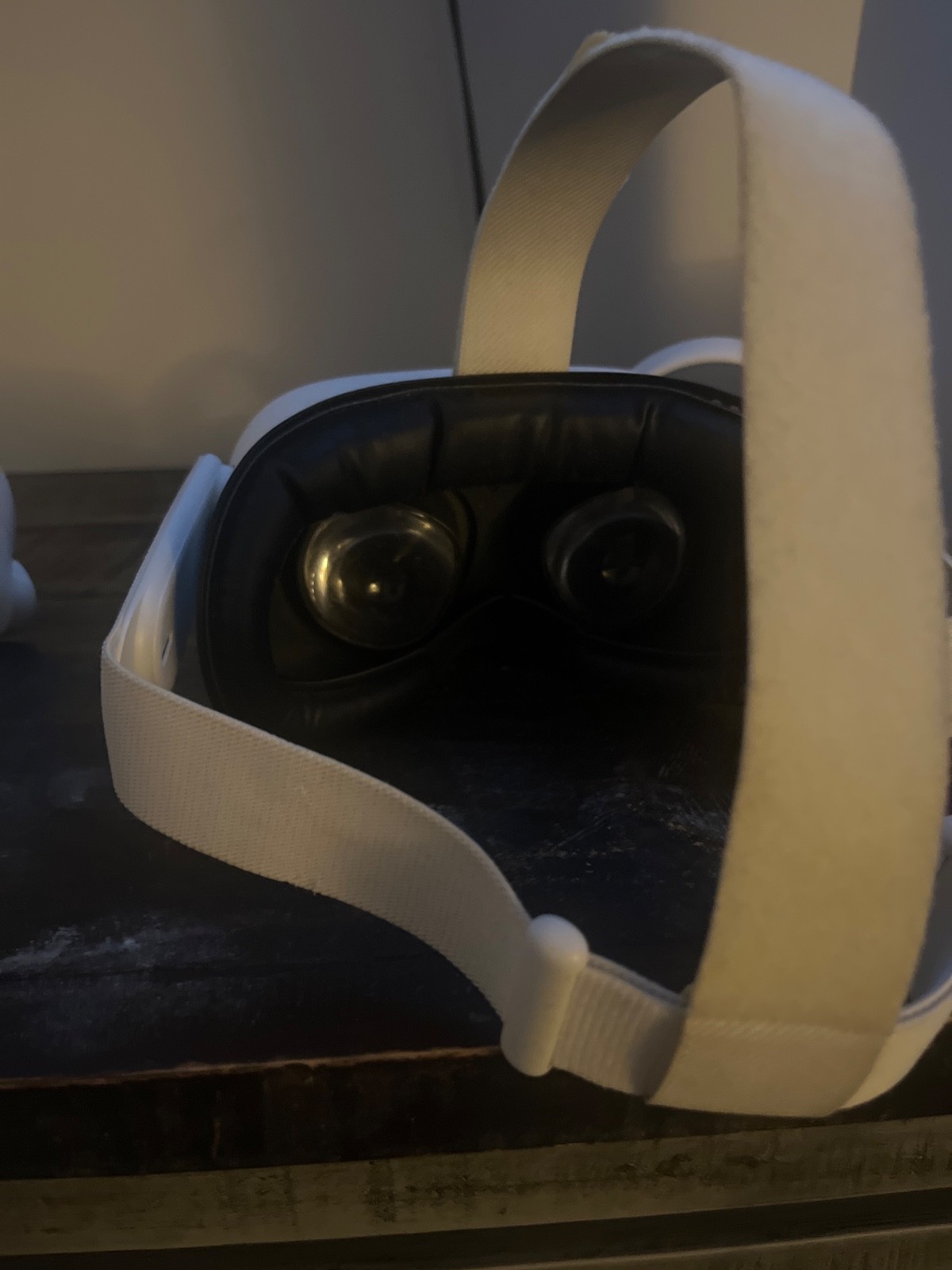 Meta Quest 2 - White - No Damage - Oculus - No Charger comes with.