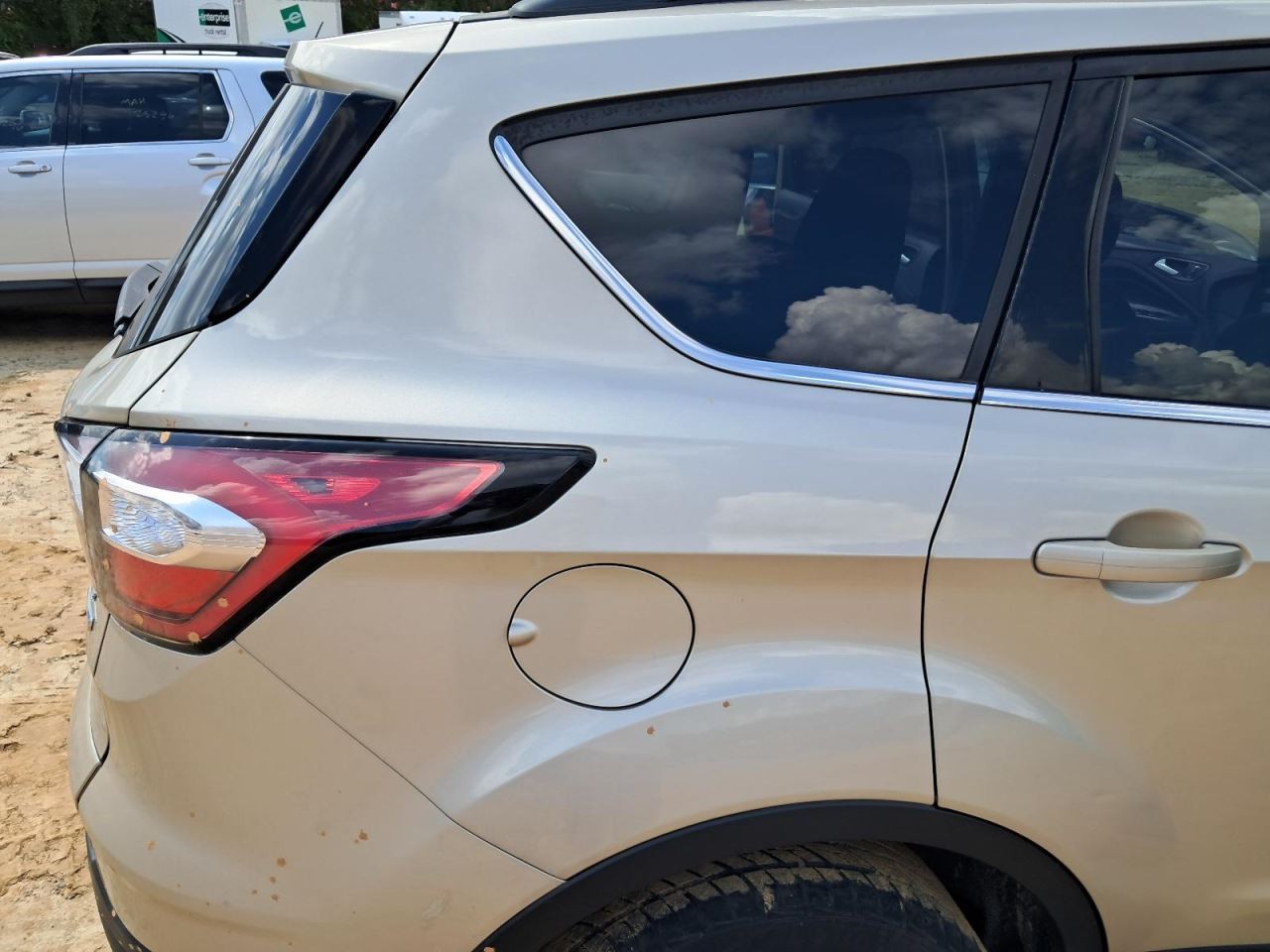 ESCAPE 2018 Glove Box 4753871