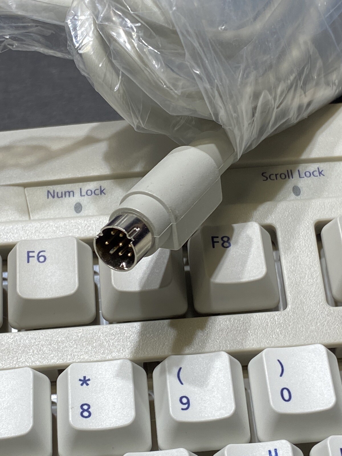 Sun 320-1302 Type-6 KOREAN Keyboard, 2Meter Cable Mini-Din8 Connector, Clean