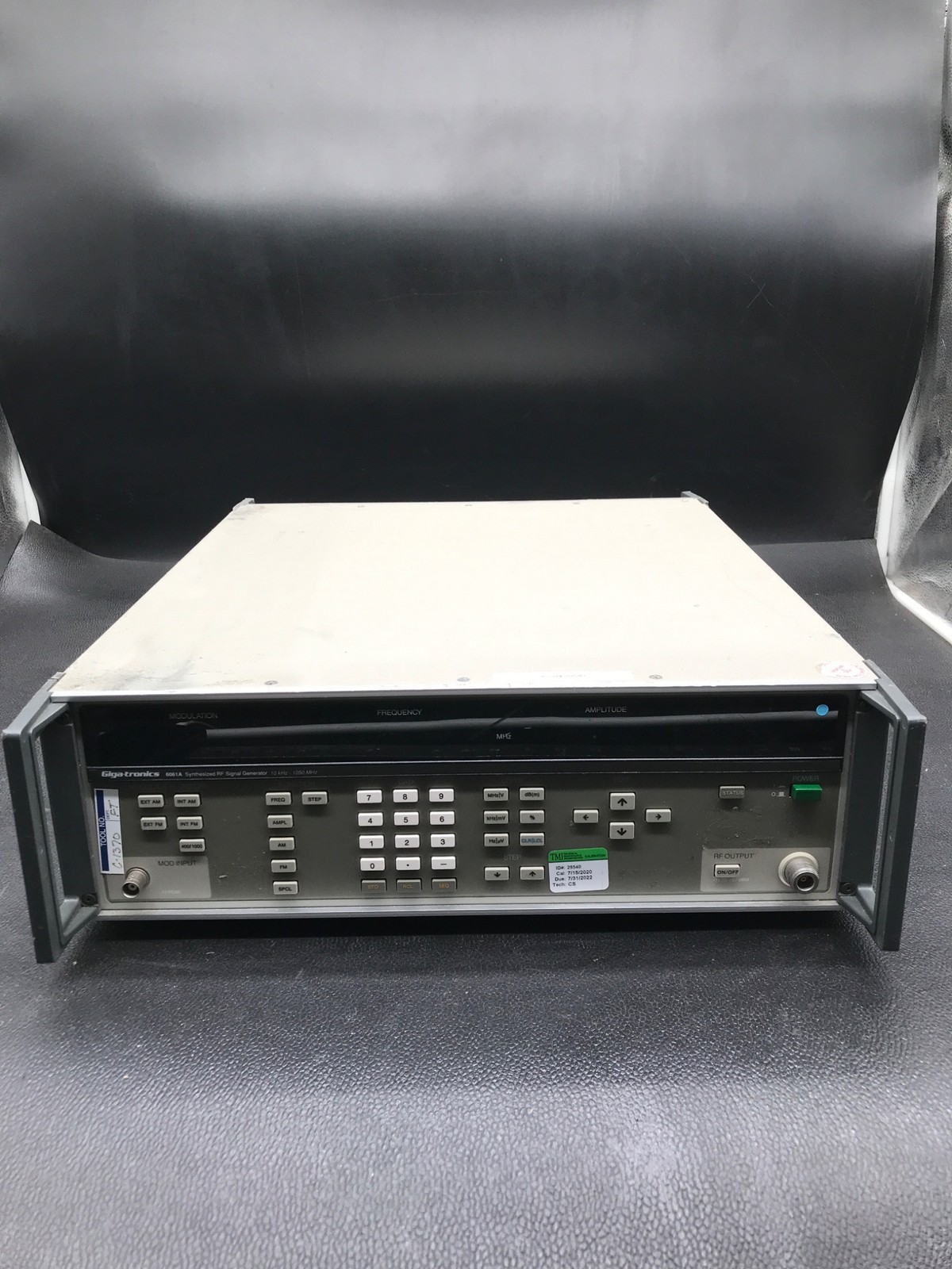 Giga-tronics 6061A Synthesized RF Signal Generator 10kHz-1050MHz USED