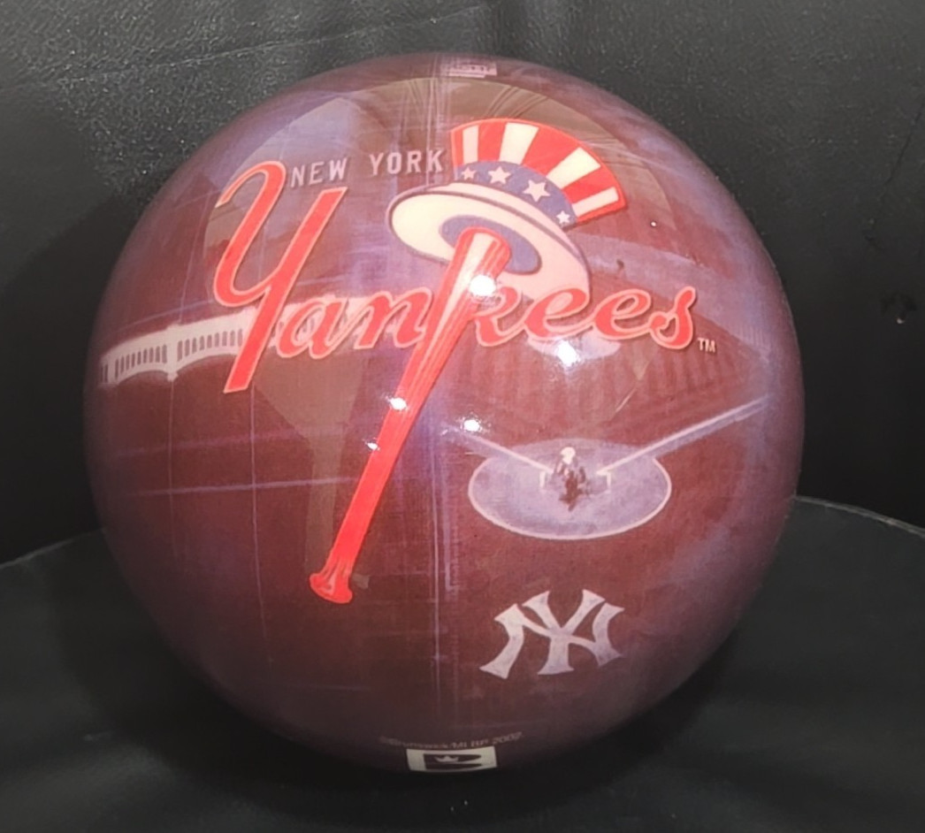 New York Yankees MLB BRUNSWICK  Bowling Ball 10 lb 7.5 oz Undrilled - Viz-A-Ball
