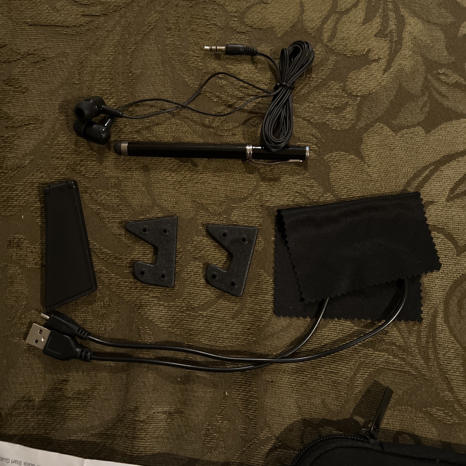 West.View Universal Starter Kit for Tablets missing earphones 