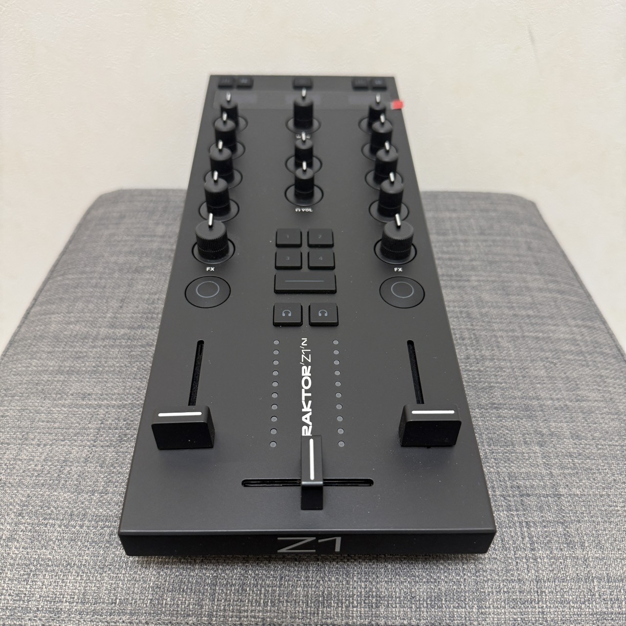 NATIVE INSTRUMENTS Traktor Z1 MK2 DJ Mixer Controller w/ Sleeve Case Tested