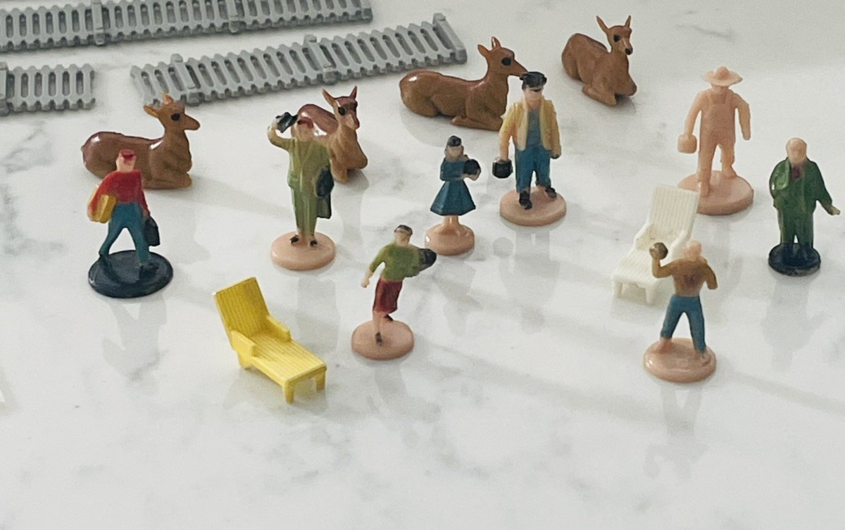 Mini Plastic Figures Deer & Fence for model train layouts
