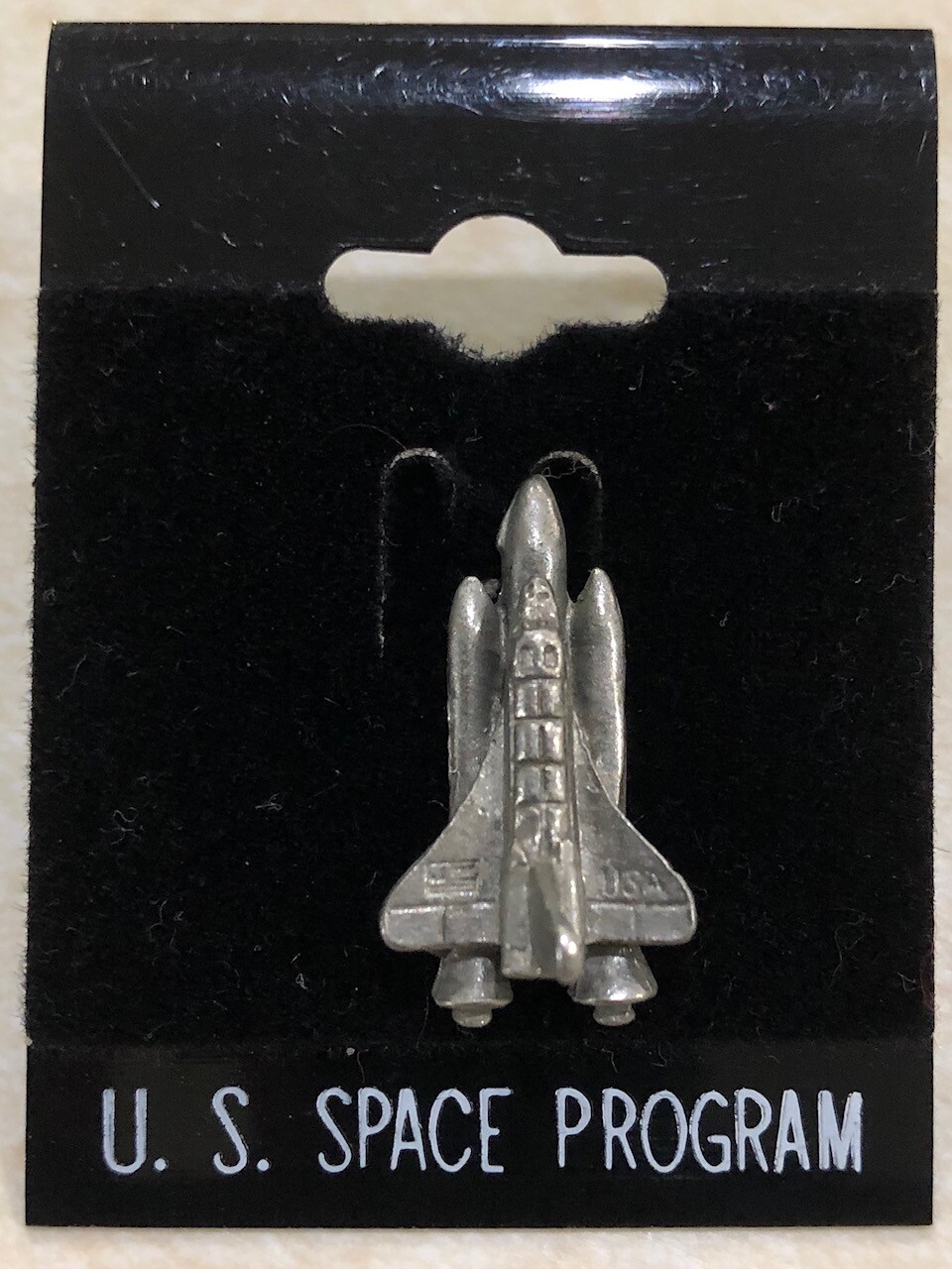 SPACE SHUTTLE SILVER TONE DIMENSIONAL LAPEL PIN ON RACK HANGER CARD STYLE A2