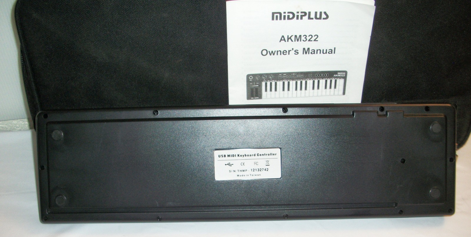 MIDI PLUS AKM322 32 keys USB MIDI Keyboard Controller w/ Padded Case & Cord