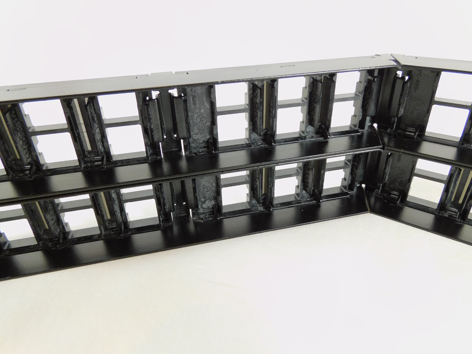 CPPA-UDDM-M-2U-48 760207308 Angled CommScope Patch Panel + Cable Management Bars