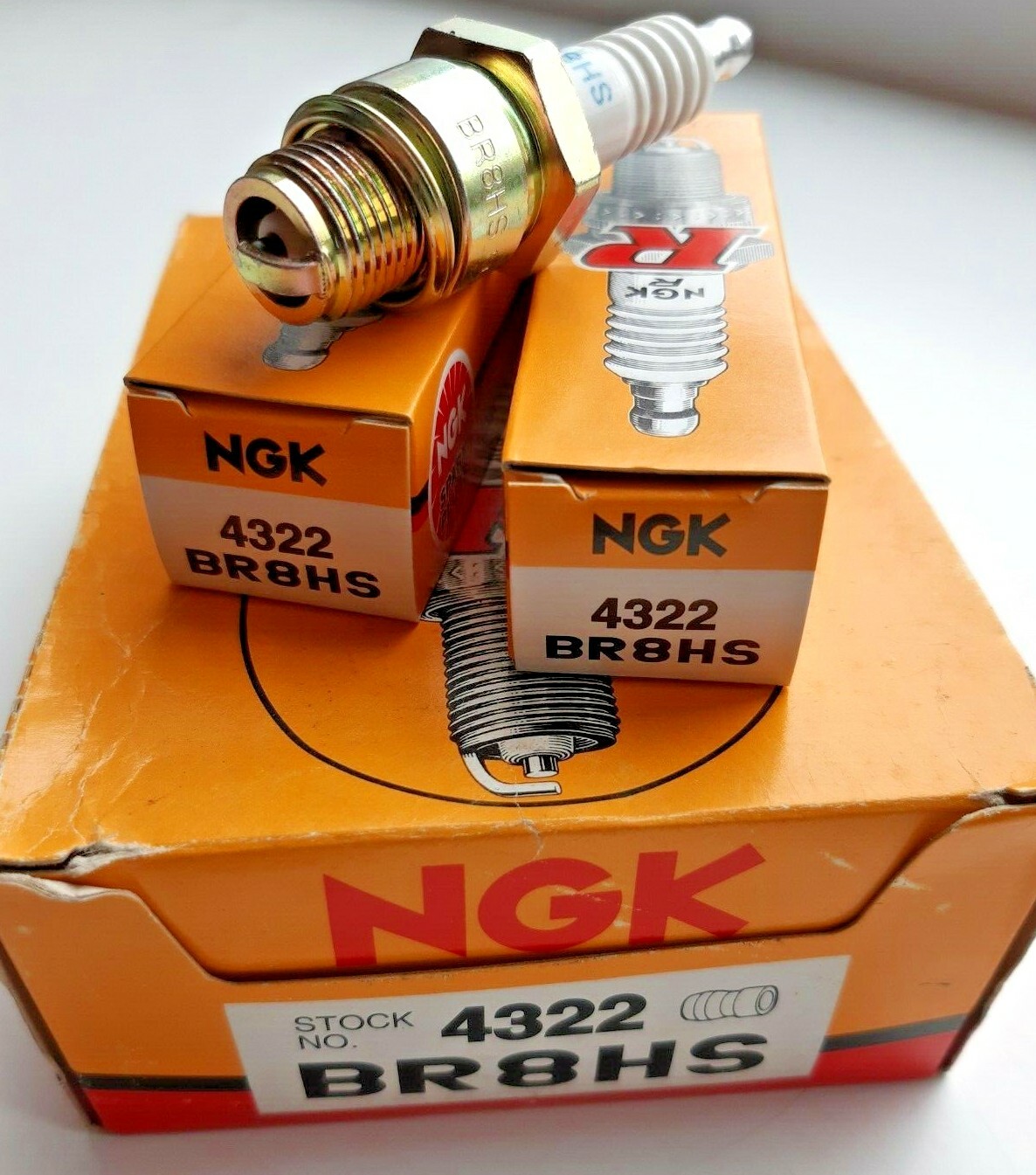 1 x GENUINE NGK BR8HS (4322) FITS YAMAHA RXS100 (83-97) YN100 (11/99-03)  YQ100