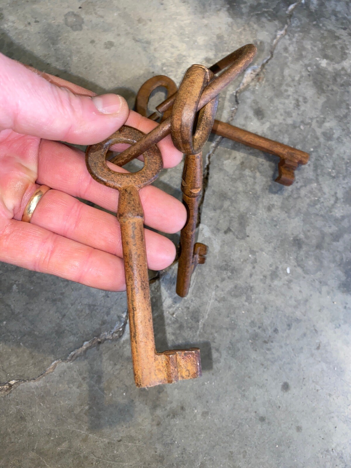 Victorian Master Door Cast Iron Skeleton Jailer Key Ring x3 Metal Keys 3/4+LBS