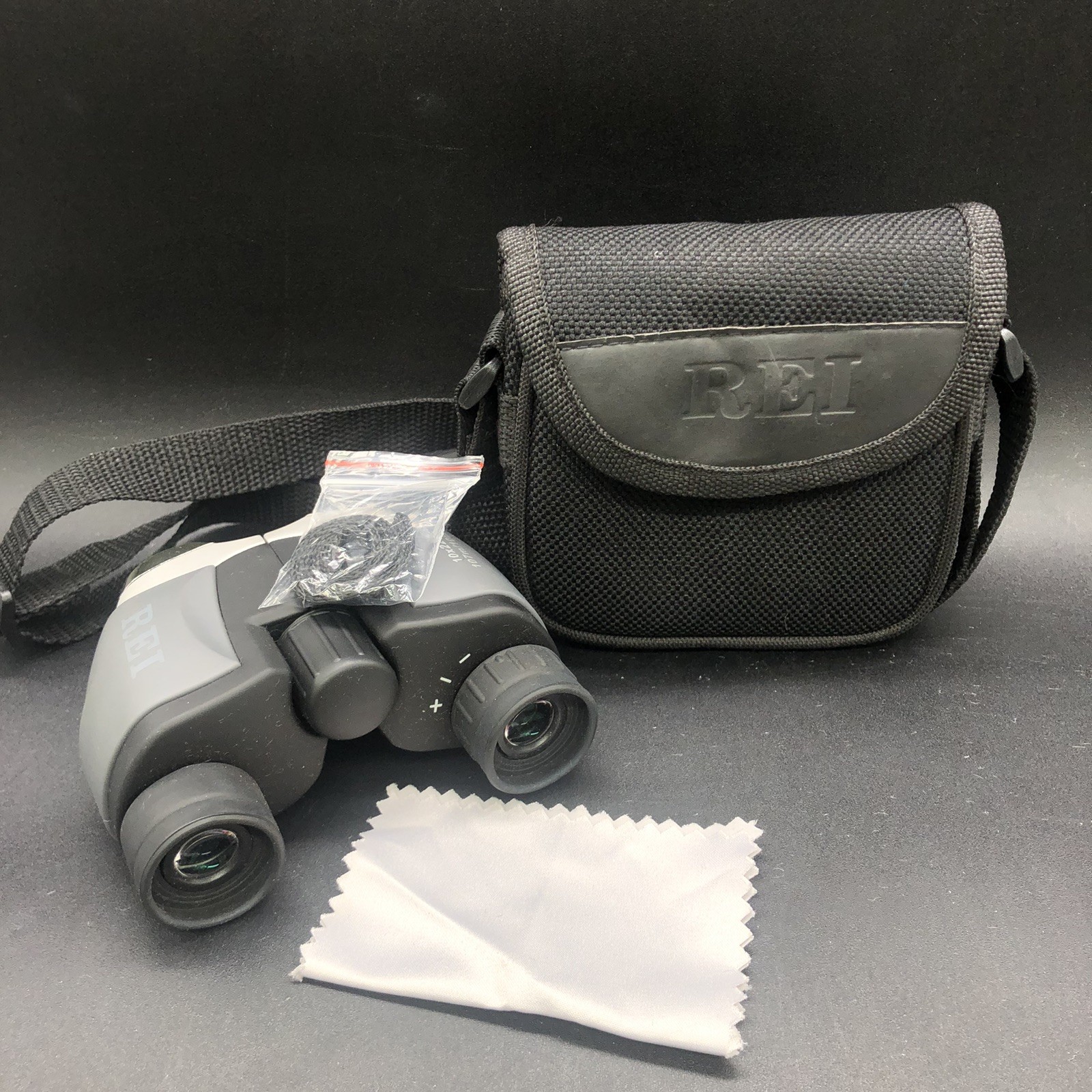 Rei Binoculars 10x22 6.1 Black Case With Strap & Cleaning Cloth