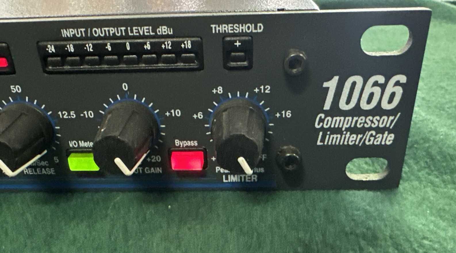 DBX 1066 Rack Mount Quad Compressor Limiter Gate DBX1066 2 Channel Used Tested