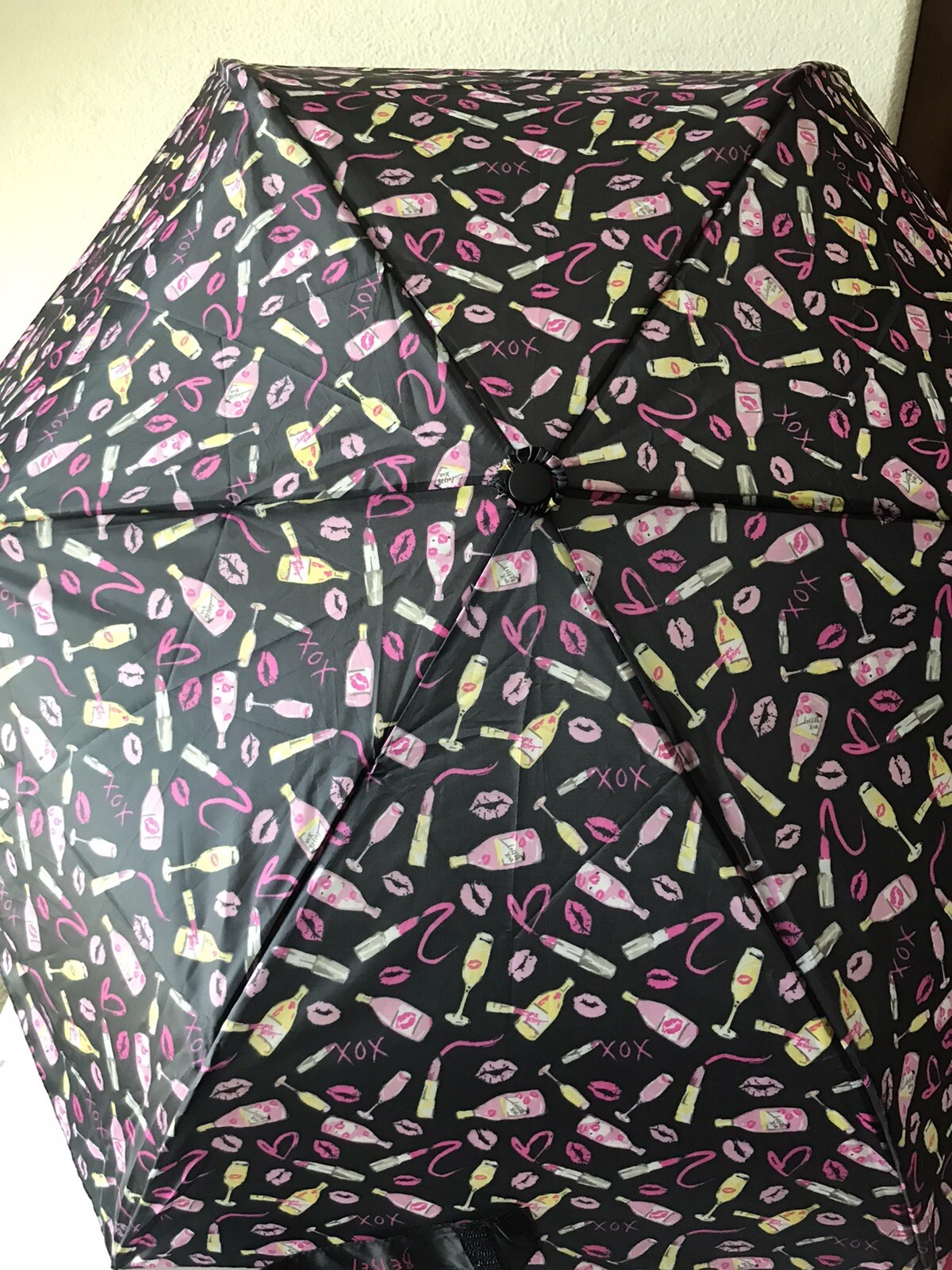 BETSEY JOHNSON BLACK/MULTICOLOR LIPSTICK/WINE/LIP PRINTS AUTO OPEN UMBRELLA  NWT