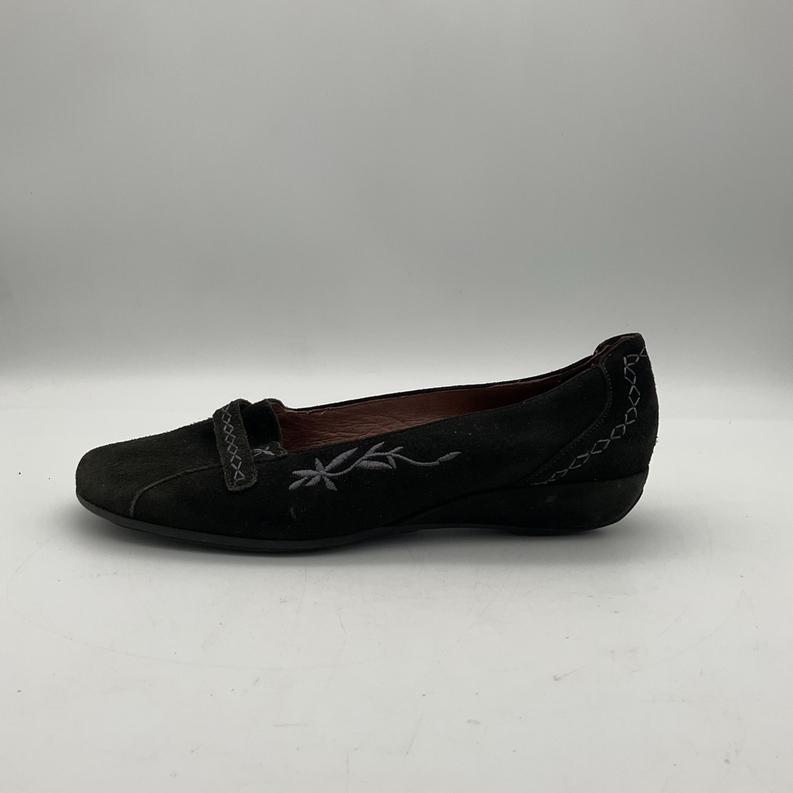 Clarks Artisan Shoes Womens Size 6.5 W Suede Slip On Flats Embroidered Comfort