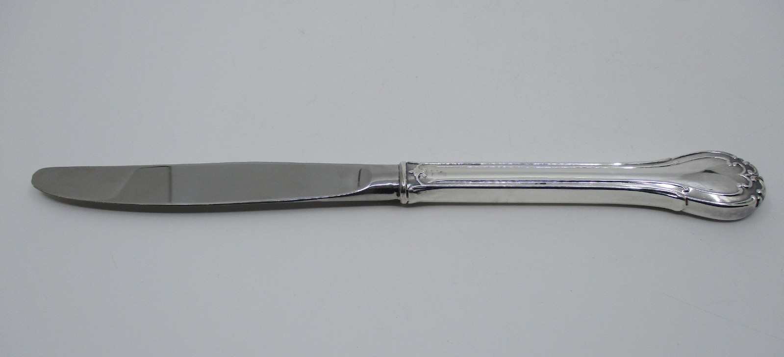 REED BARTON SILVERPLATE BELAIR DINNER KNIFE - 9 1/4"    04Q