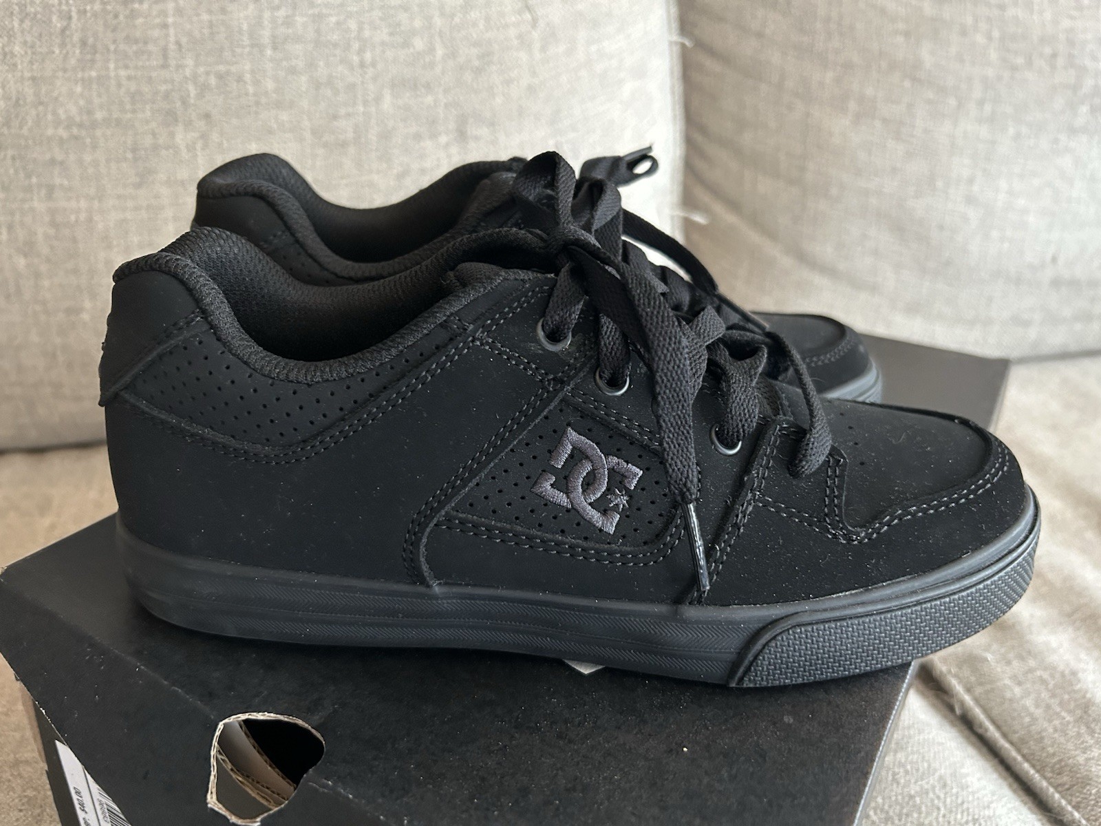 DC Skateboarding Shoes Black Color Sport Footwear BOYS SIZE 4