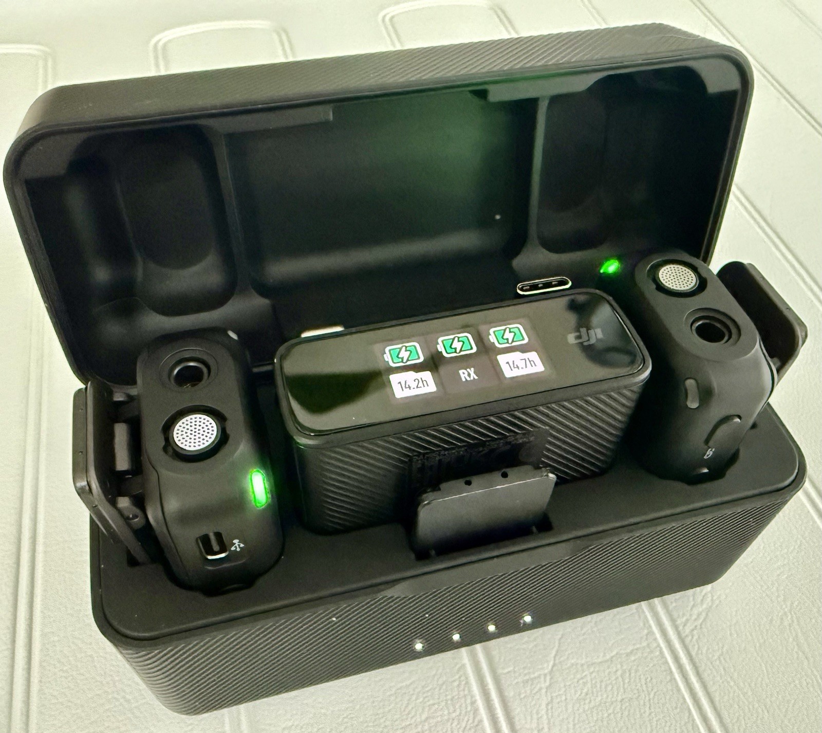DJI Mic (2 TX + 1 RX + Charging Case) Camera & Smartphone Wireless Kit
