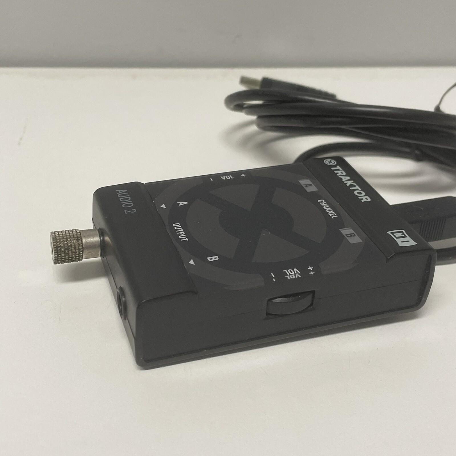 NATIVE INSTRUMENTS TRAKTOR AUDIO 2 HW DJ Interface with Cord Adapter