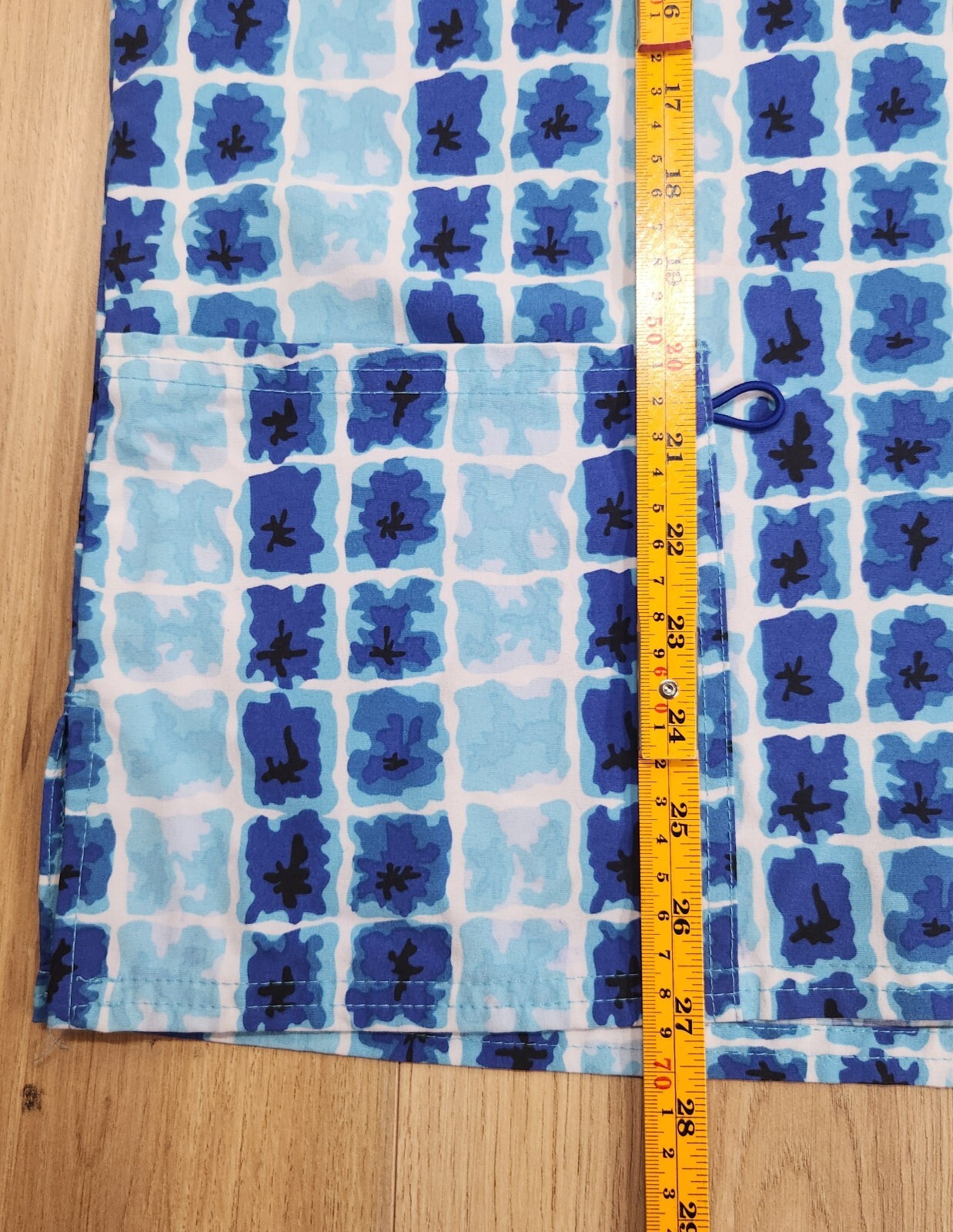 Divine Stretch Scrub Top Womens Sz Medium, V-Neck, Pockets Lightweight