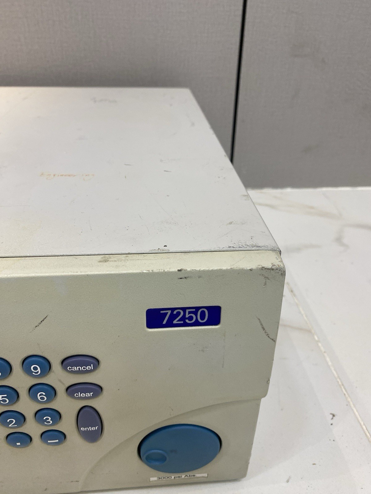 FLUKE / RUSKA 7250 , 3000 Psi Abs PRESSURE CONTROLLER & CALIBRATOR
