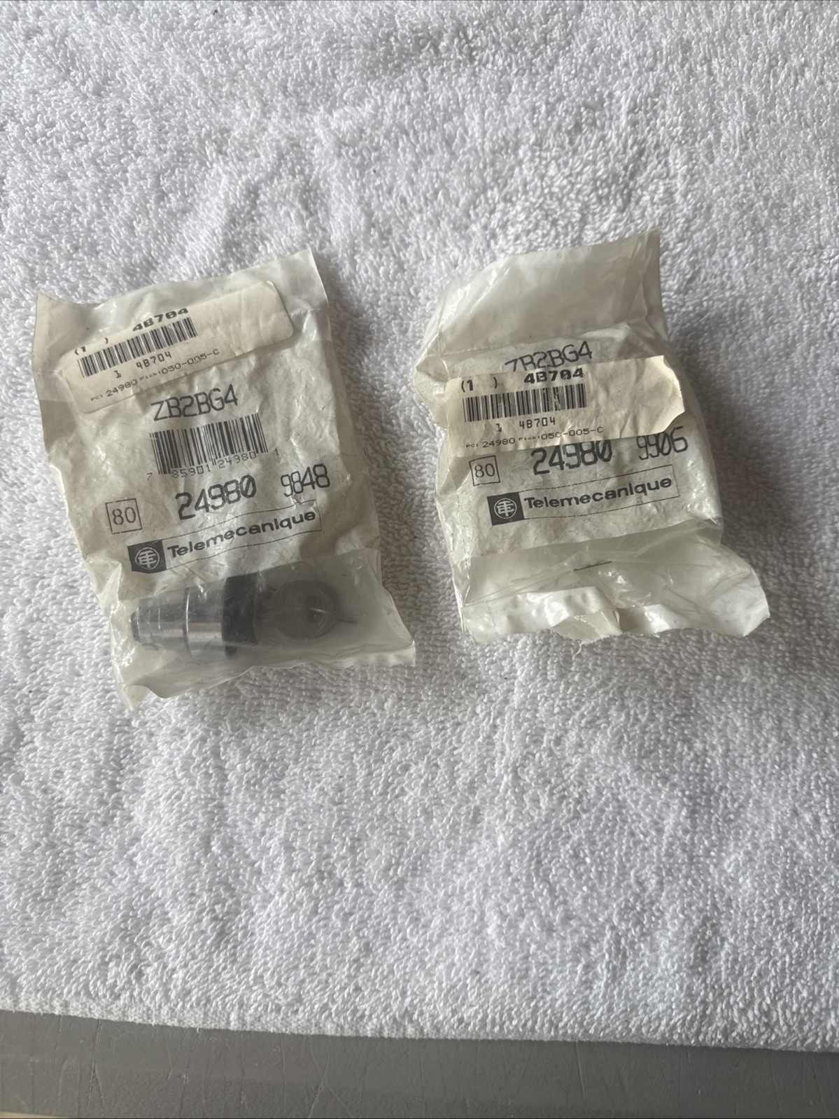 Lot Of (2) New Telemecanique ZB2BG4 Key Operated Selector
