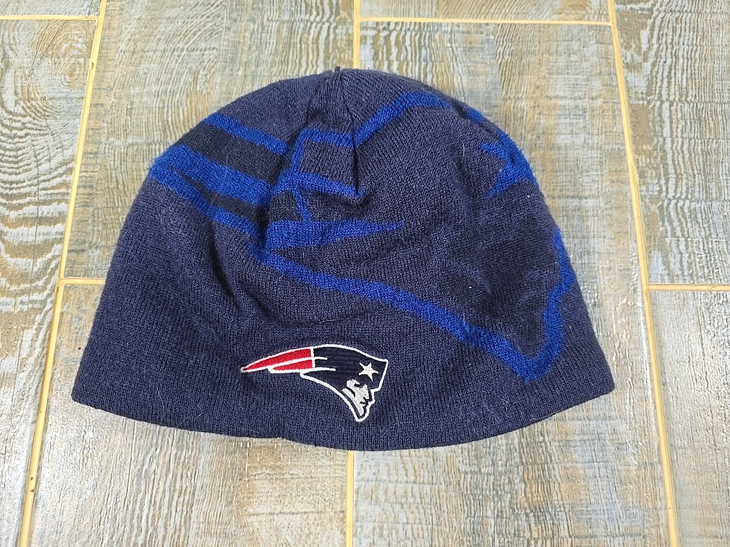 New England Patriots NFL Winter Hat Beanie pre-owned  Youth Sideline Pats