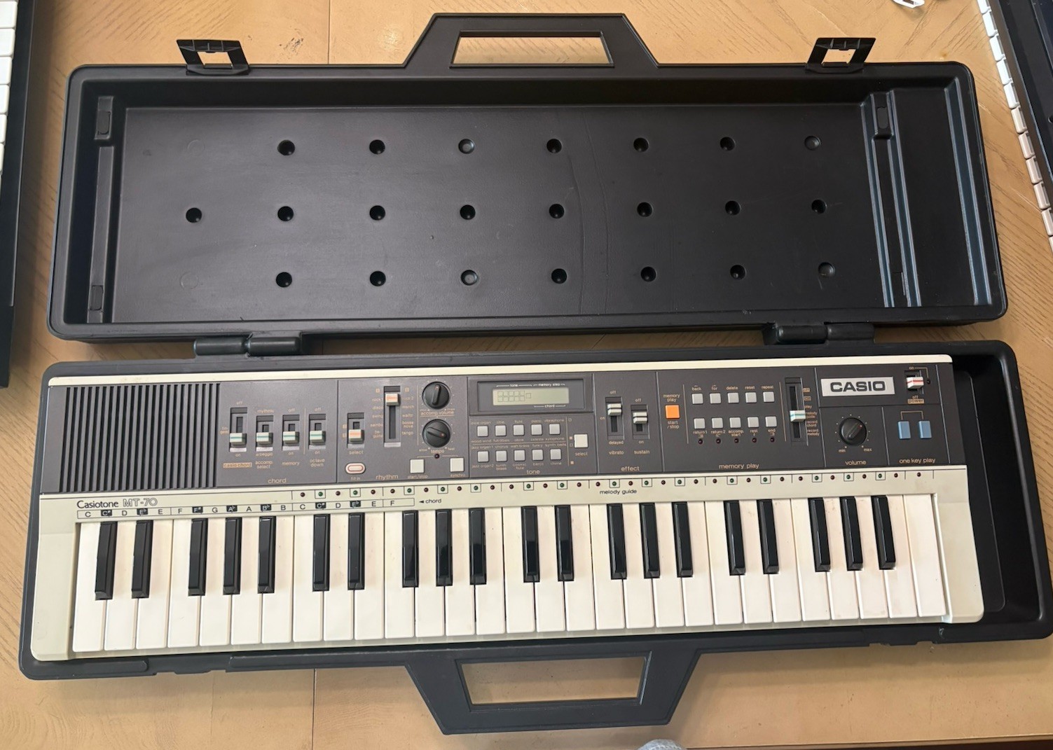 CASIO MT-70 Synthesizer Casiotone 49-Key ***INCREDIBLE CONDITION***