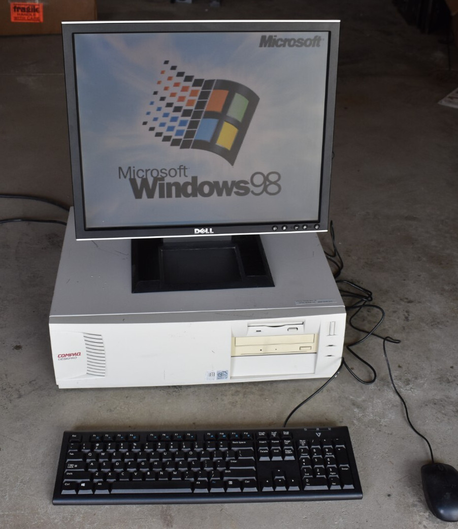 Vintage Compaq DeskPro EN Pentium III 500MHz 192MB RAM Windows 98 SE LCD Monitor