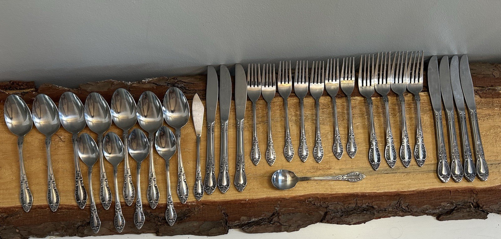 Medina Stainless By Present Korea. Please, See Description for pieces.