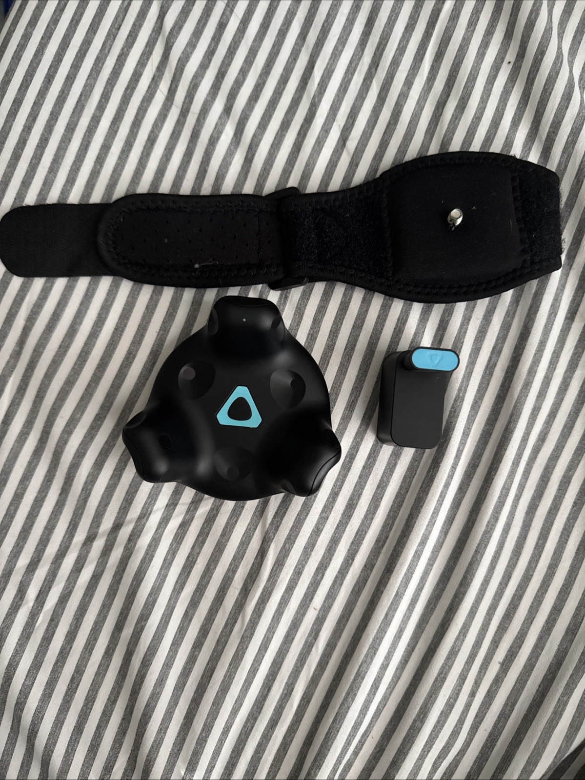 HTC VIVE 2.0 Virtual Reality System Tracker (COMES WITH DONGLE AND EXTRA STRAP!)