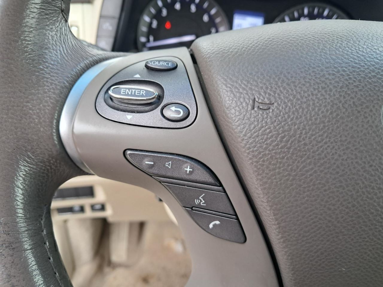 Q70 2015 Glove Box 4954329