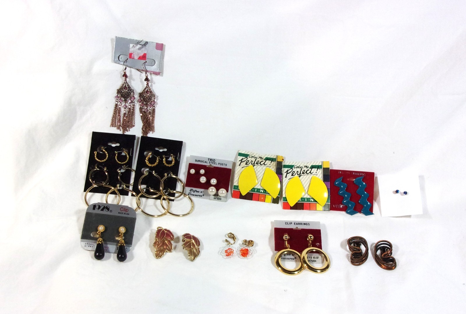 ASSORTMENT OF VINTAGE EARRINGS