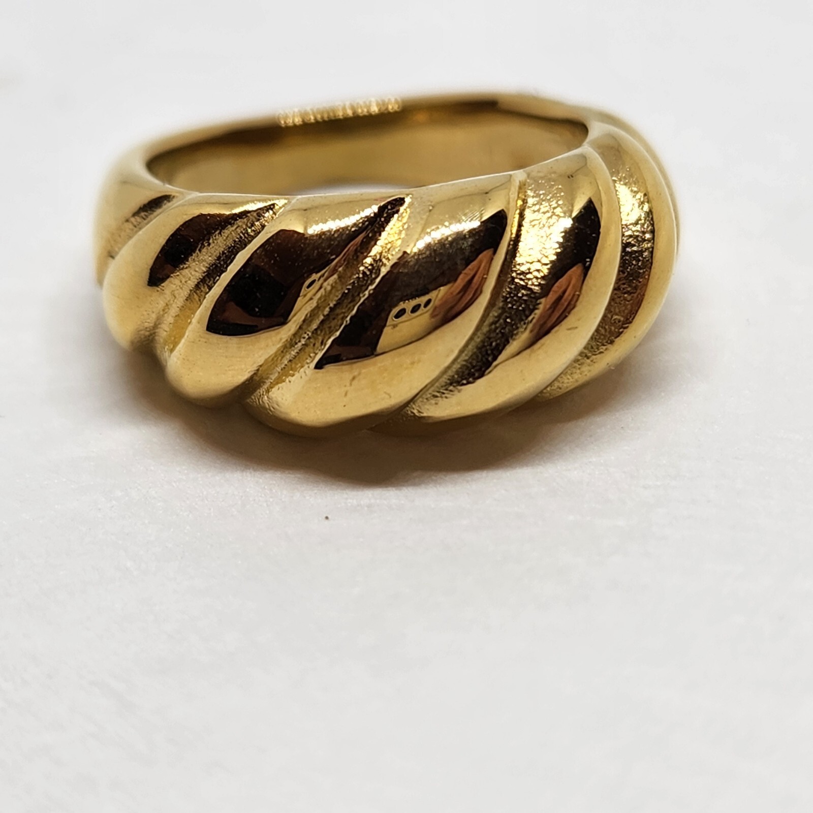 Fashion Ring Gold Tone Twist Shell Size 6.25