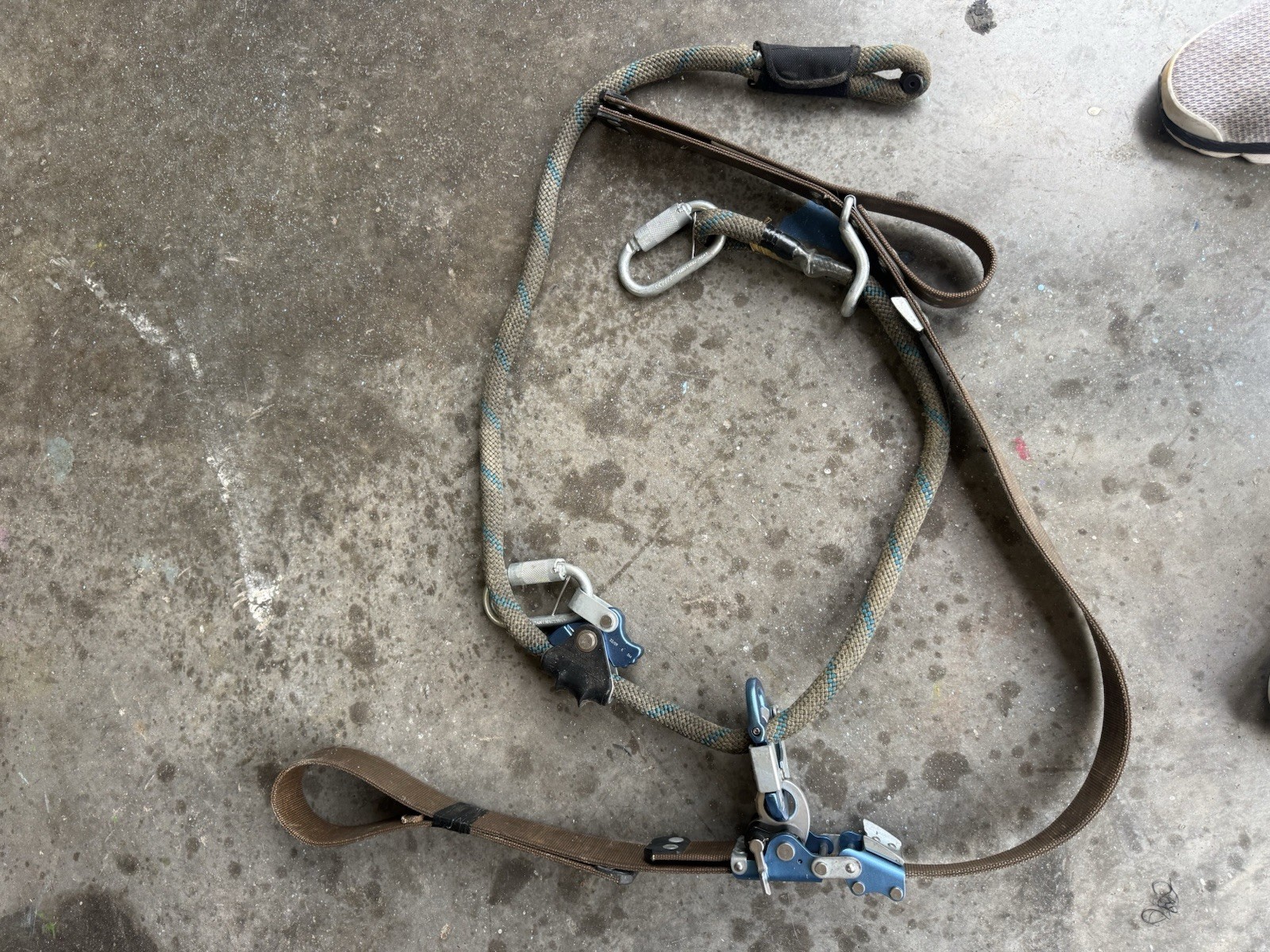Adjustable Wood Pole Fall Restrict Device - Distribution Pole Fall Restrict